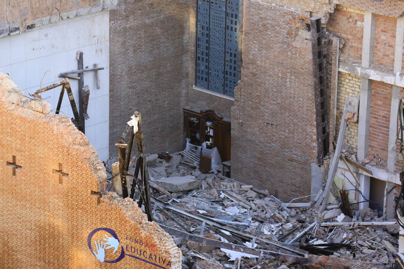 22 de septiembre. Parte del techo de la capilla del colegio de Las Esclavas de Cádiz caía esa mañana sin que se produjesen daños personales. En los días posteriores, se produjo la demolición del edificio.