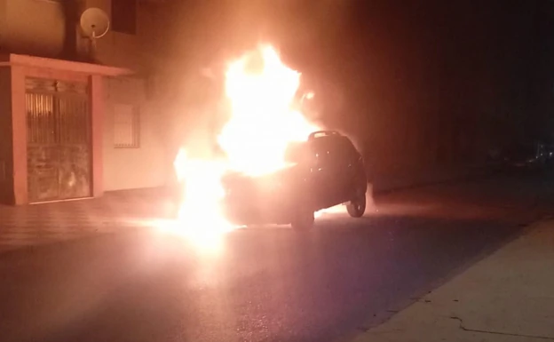 El coche fue quemado de madrugada.