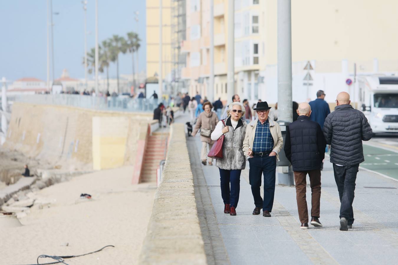 Paseos y visitas a la playa, los planes estrella de los gaditanos en primer día del año