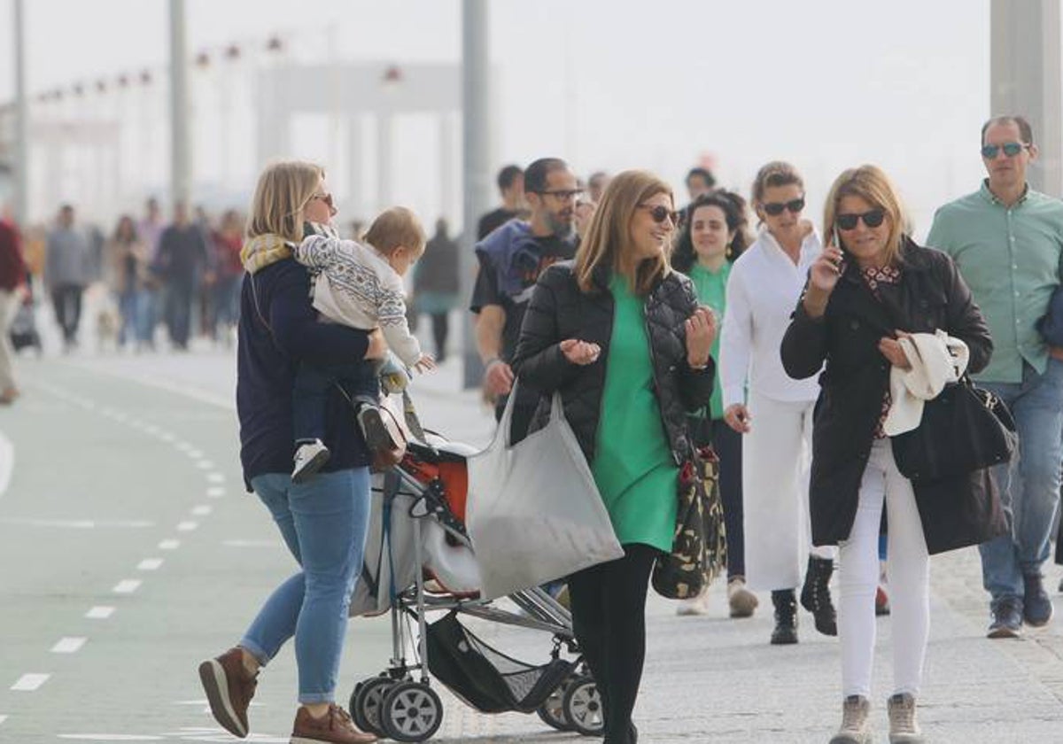 Paseos y visitas a la playa, los planes estrella de los gaditanos en primer día del año