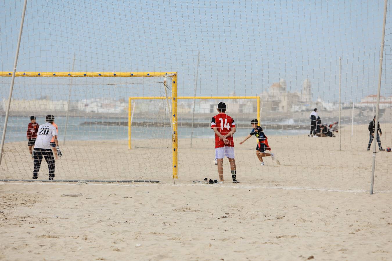 Paseos y visitas a la playa, los planes estrella de los gaditanos en primer día del año