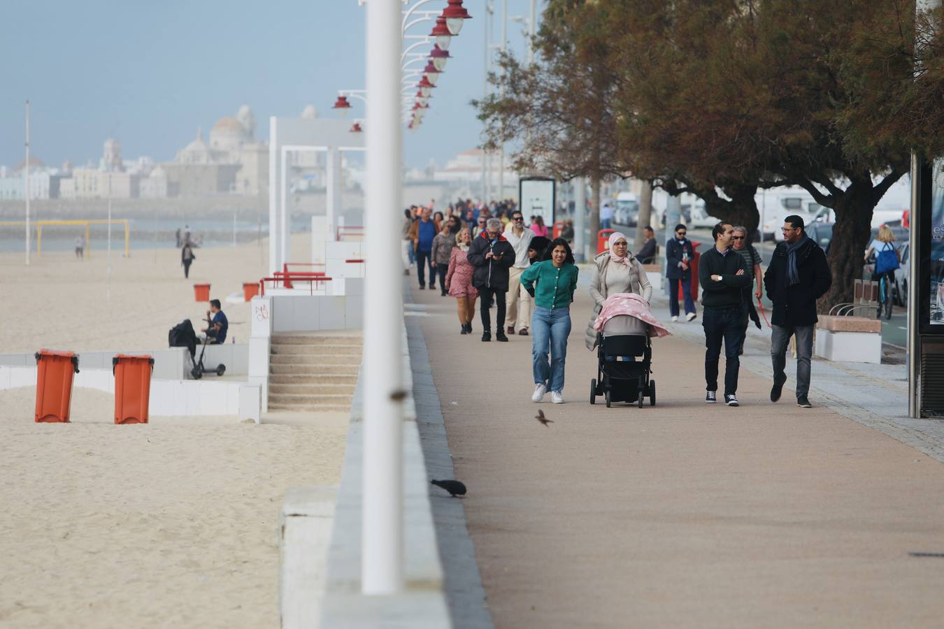Paseos y visitas a la playa, los planes estrella de los gaditanos en primer día del año