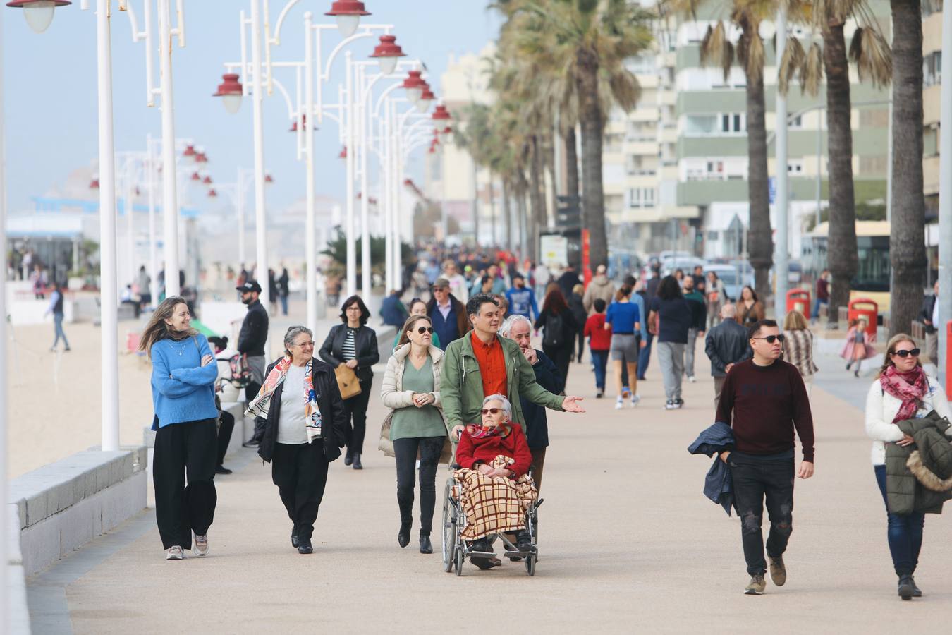 Paseos y visitas a la playa, los planes estrella de los gaditanos en primer día del año