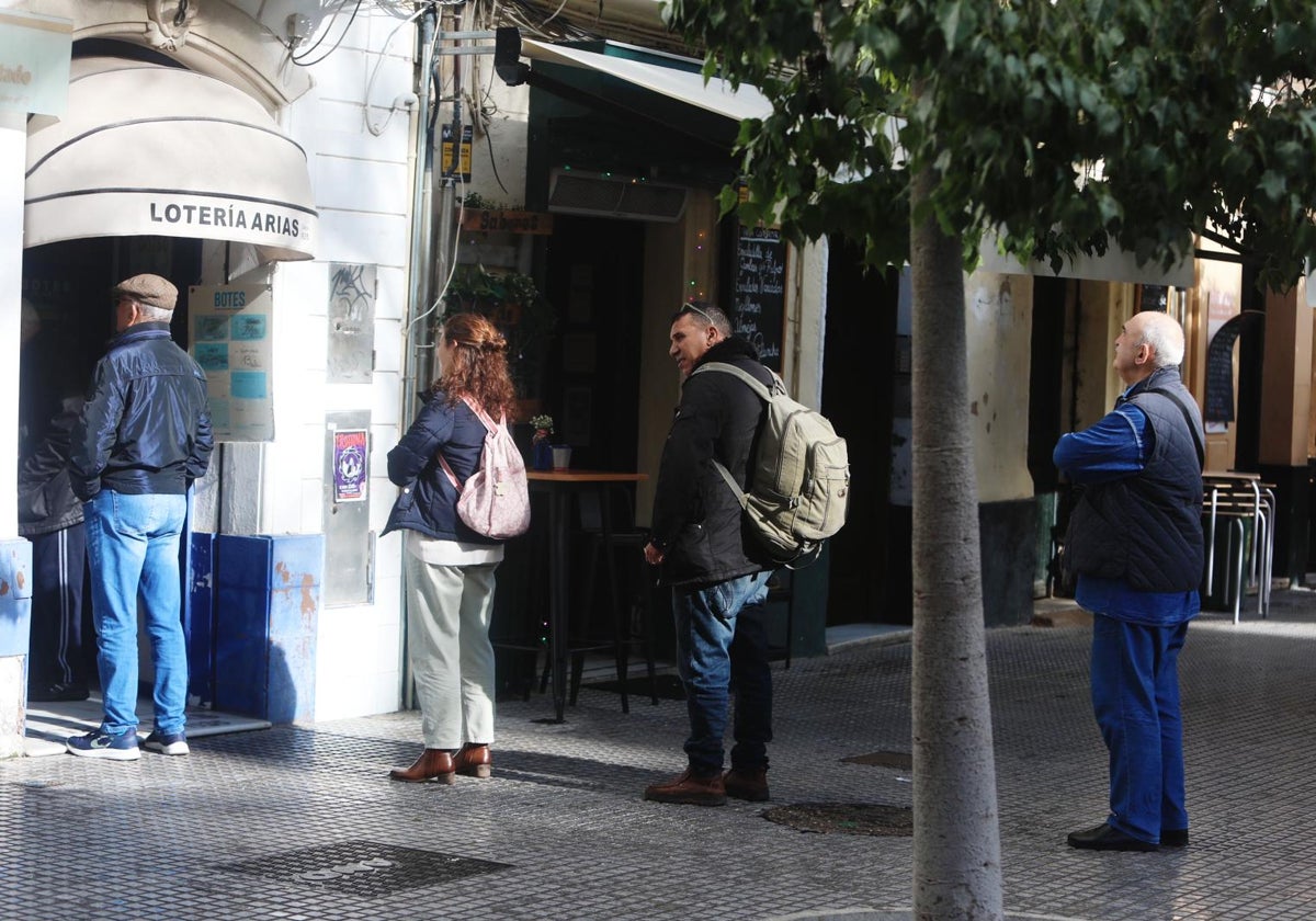 Gaditanos comprando lotería en una administración de San Juan de Dios