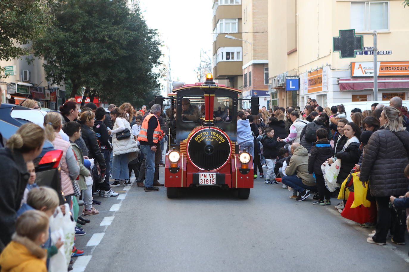 Fotos: Los Reyes Magos del barrio La Laguna reparten regalos y caramelos