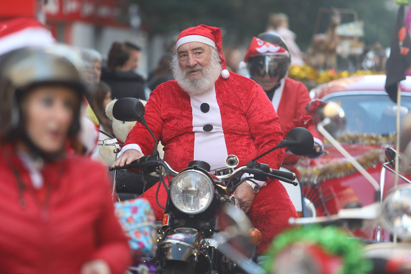 Fotos: Los Reyes Magos del barrio La Laguna reparten regalos y caramelos
