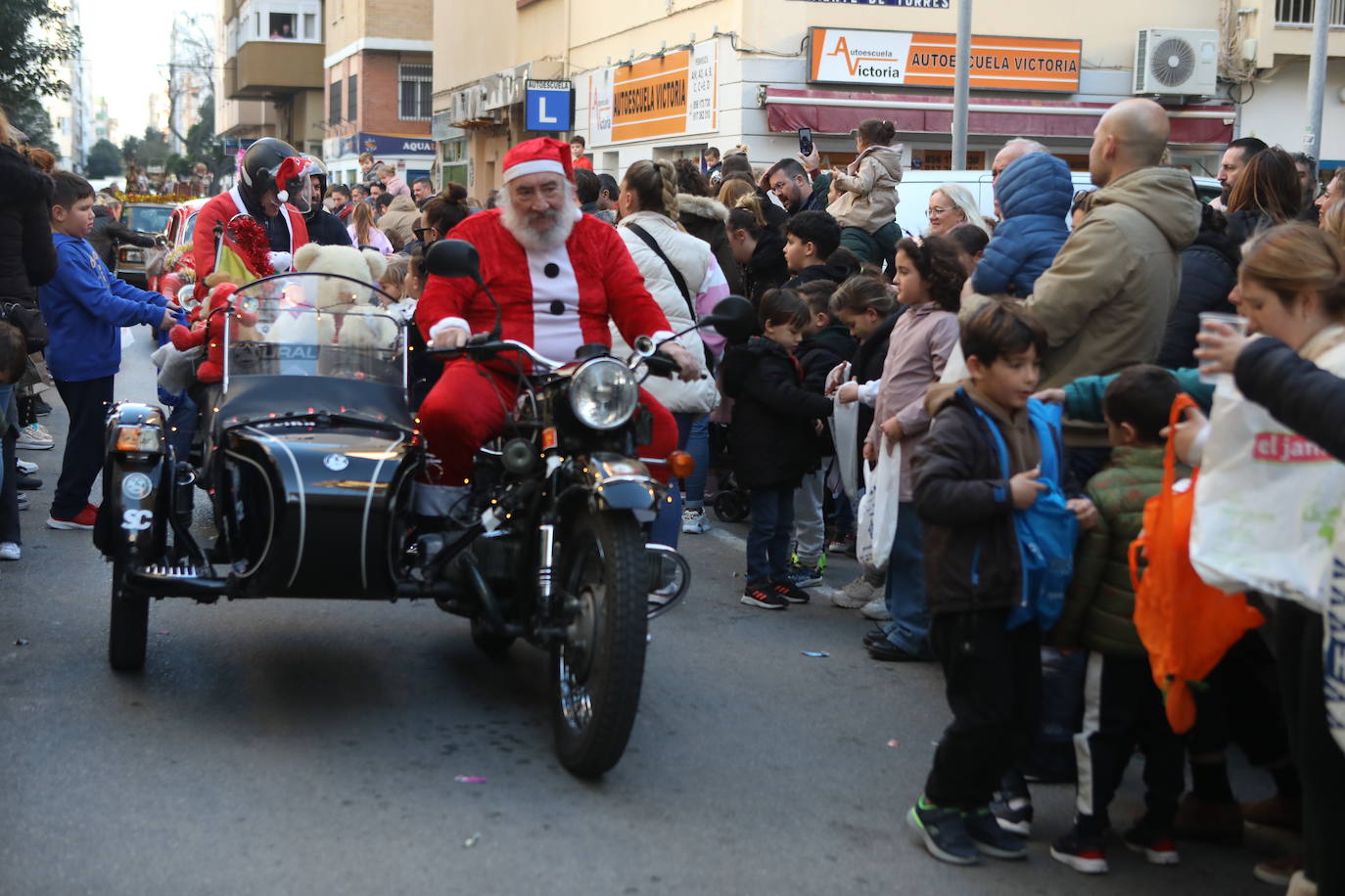 Fotos: Los Reyes Magos del barrio La Laguna reparten regalos y caramelos