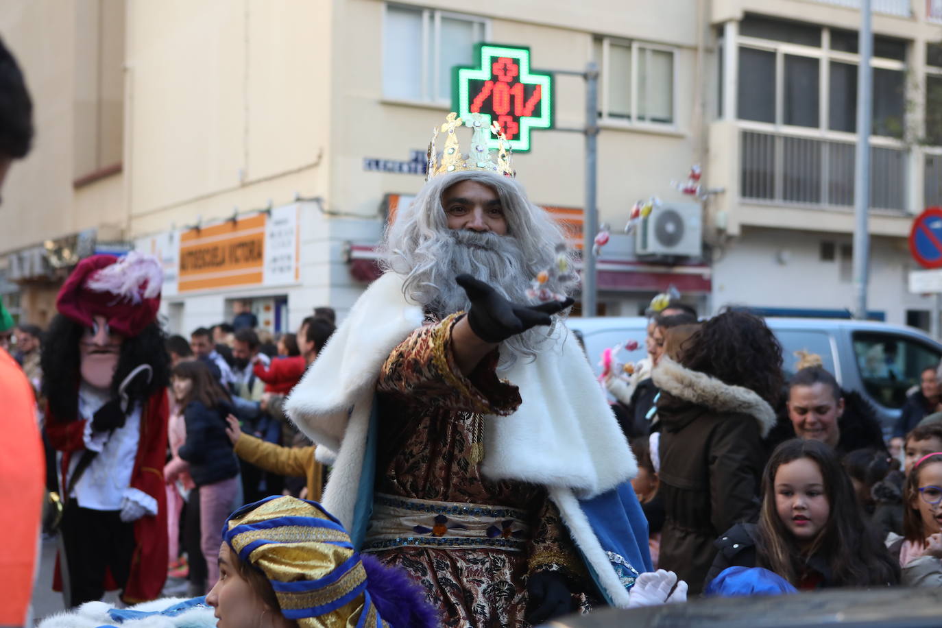 Fotos: Los Reyes Magos del barrio La Laguna reparten regalos y caramelos