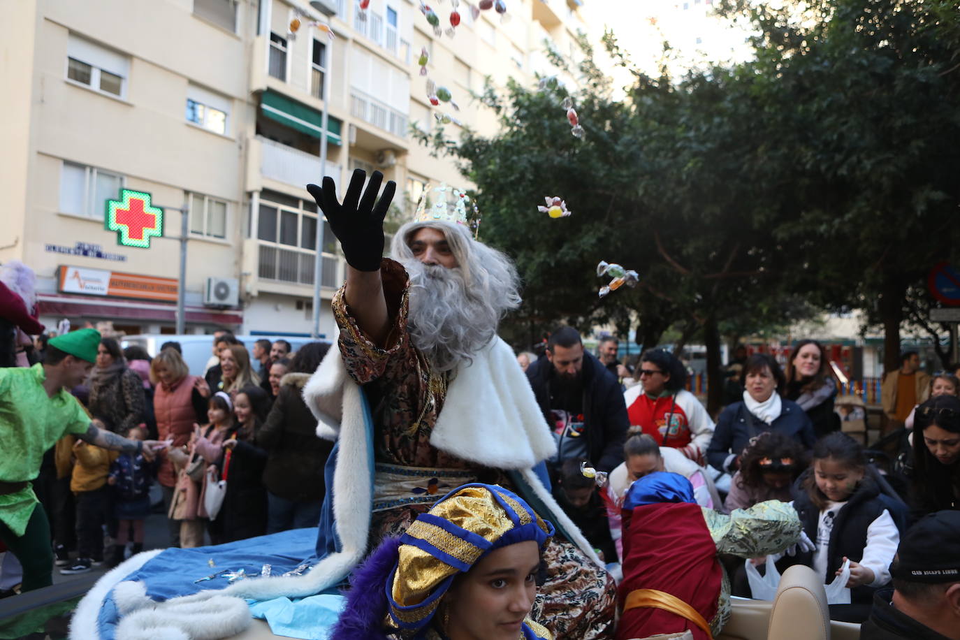 Fotos: Los Reyes Magos del barrio La Laguna reparten regalos y caramelos