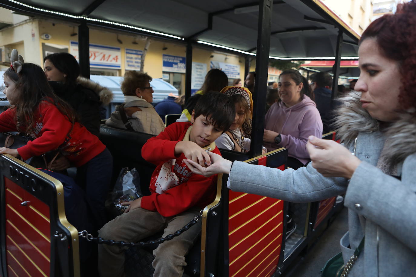 Fotos: Los Reyes Magos del barrio La Laguna reparten regalos y caramelos