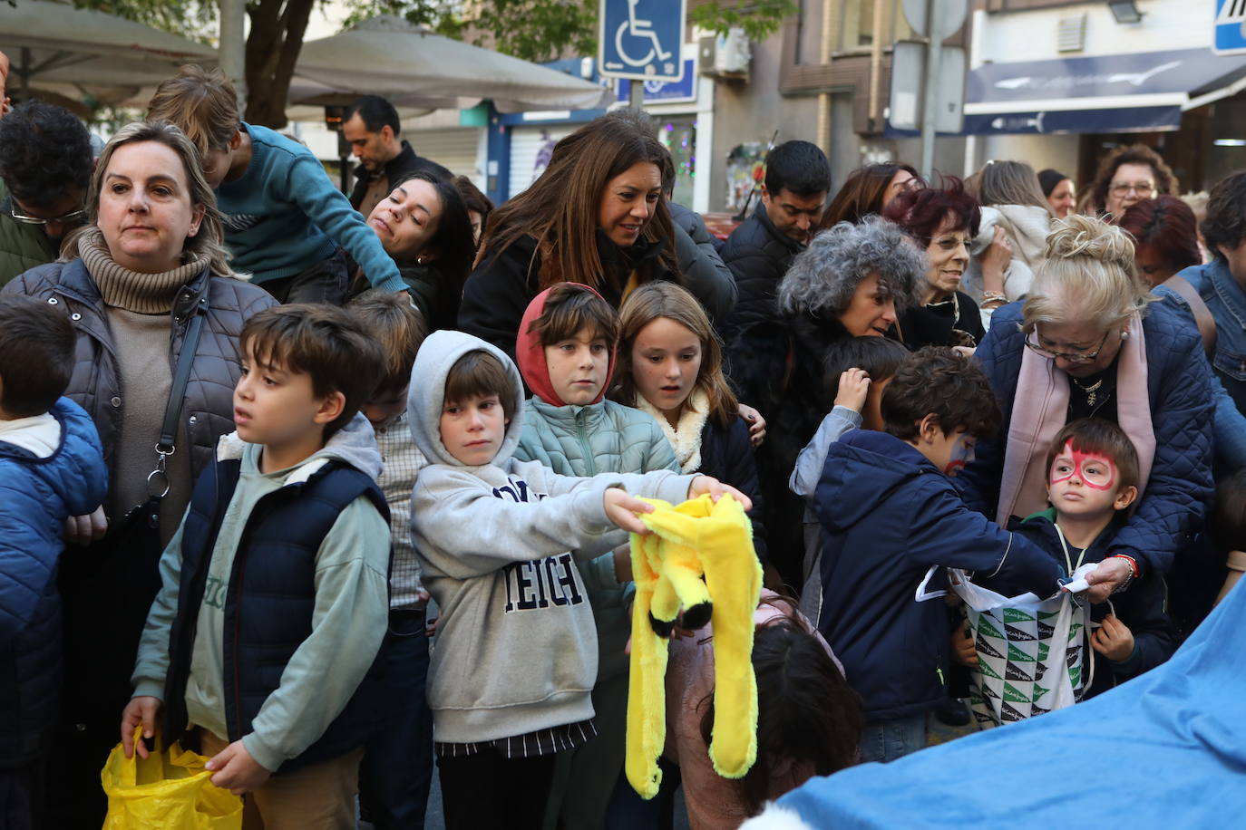 Fotos: Los Reyes Magos del barrio La Laguna reparten regalos y caramelos