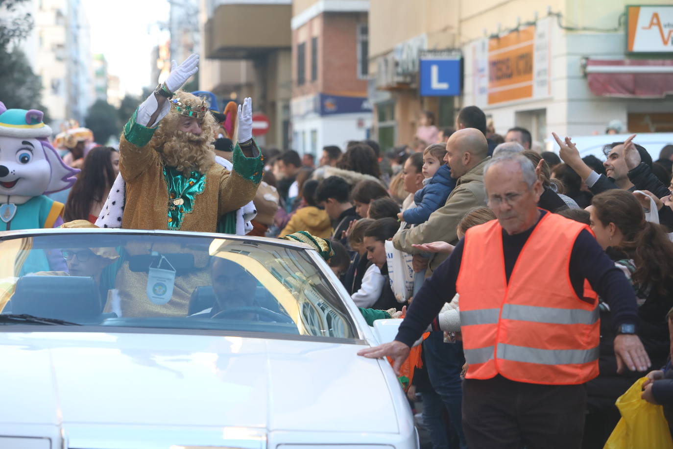 Fotos: Los Reyes Magos del barrio La Laguna reparten regalos y caramelos