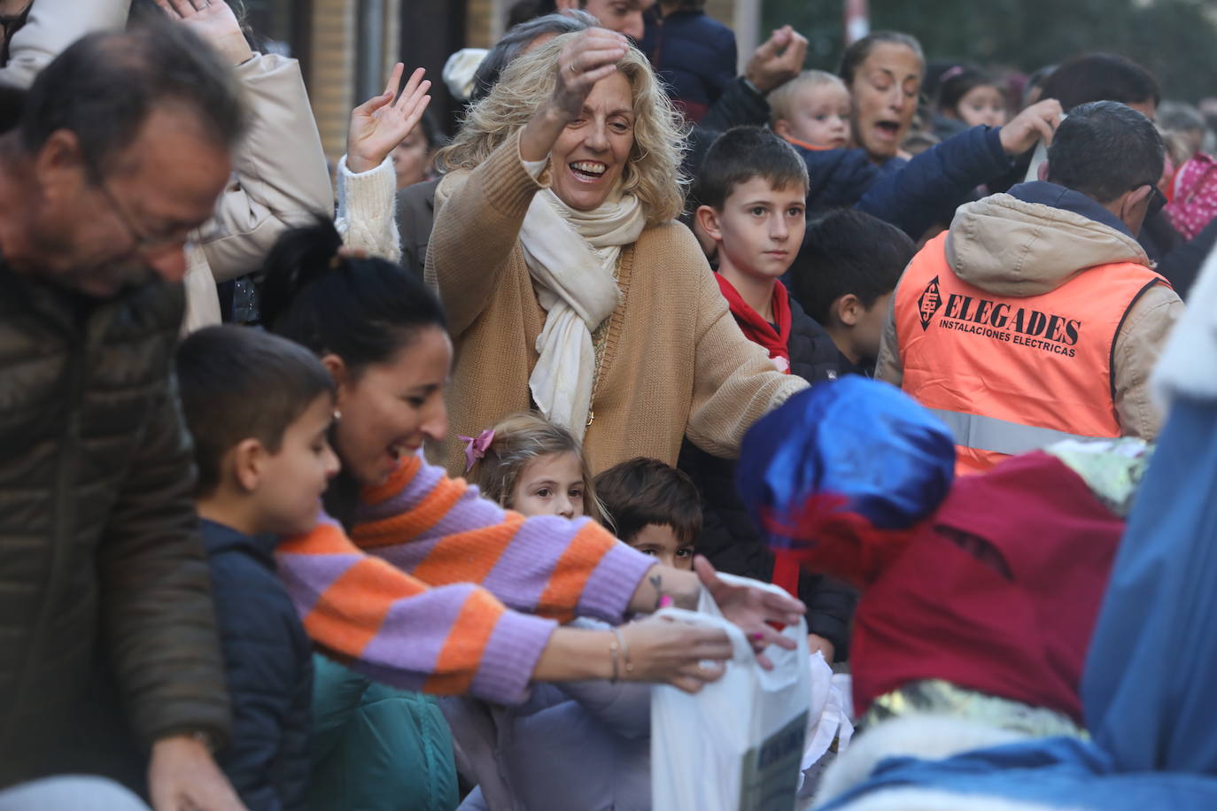 Fotos: Los Reyes Magos del barrio La Laguna reparten regalos y caramelos
