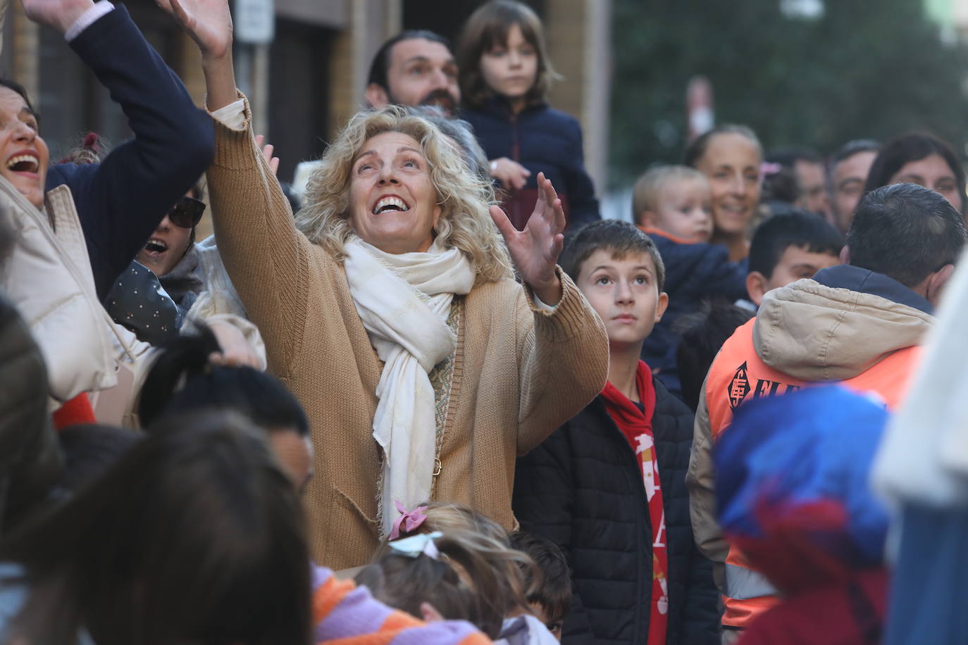 Fotos: Los Reyes Magos del barrio La Laguna reparten regalos y caramelos