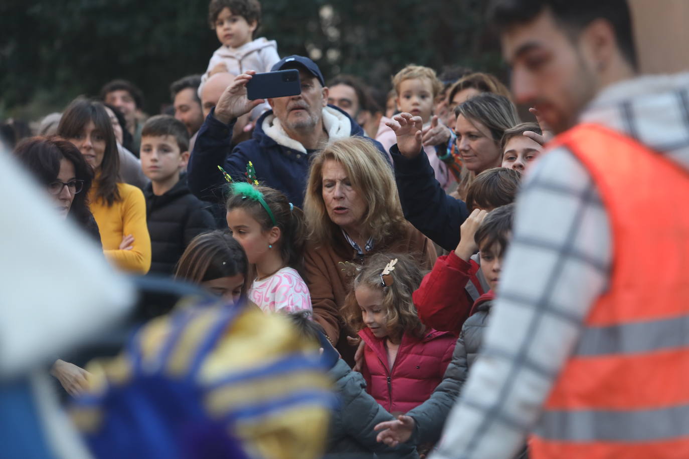 Fotos: Los Reyes Magos del barrio La Laguna reparten regalos y caramelos
