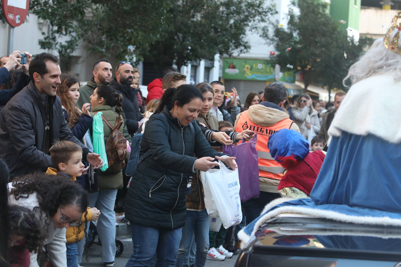 Fotos: Los Reyes Magos del barrio La Laguna reparten regalos y caramelos
