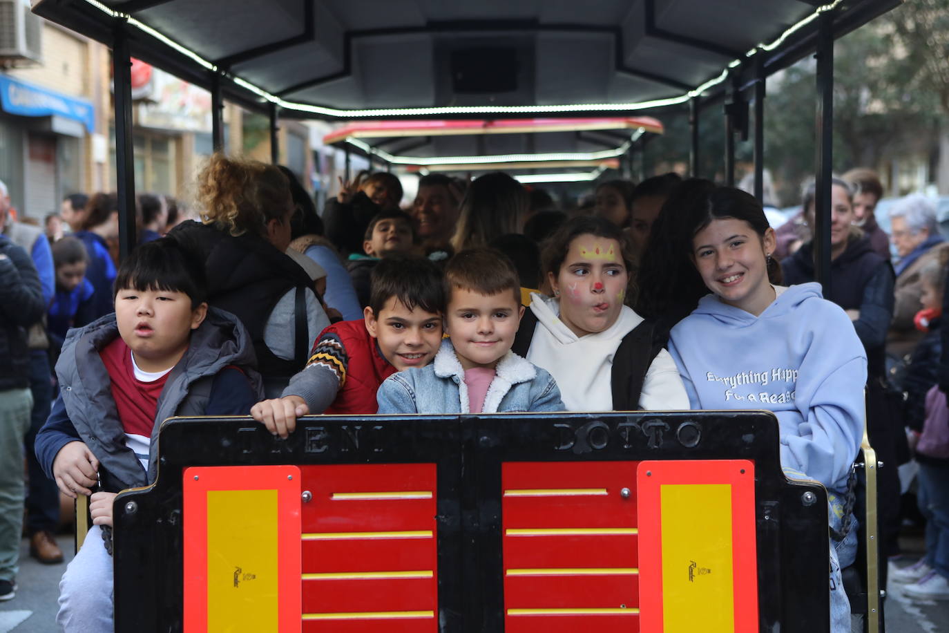 Fotos: Los Reyes Magos del barrio La Laguna reparten regalos y caramelos