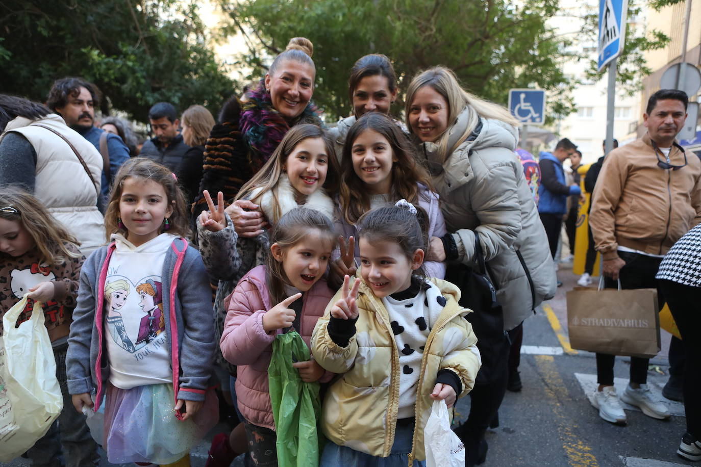Fotos: Los Reyes Magos del barrio La Laguna reparten regalos y caramelos