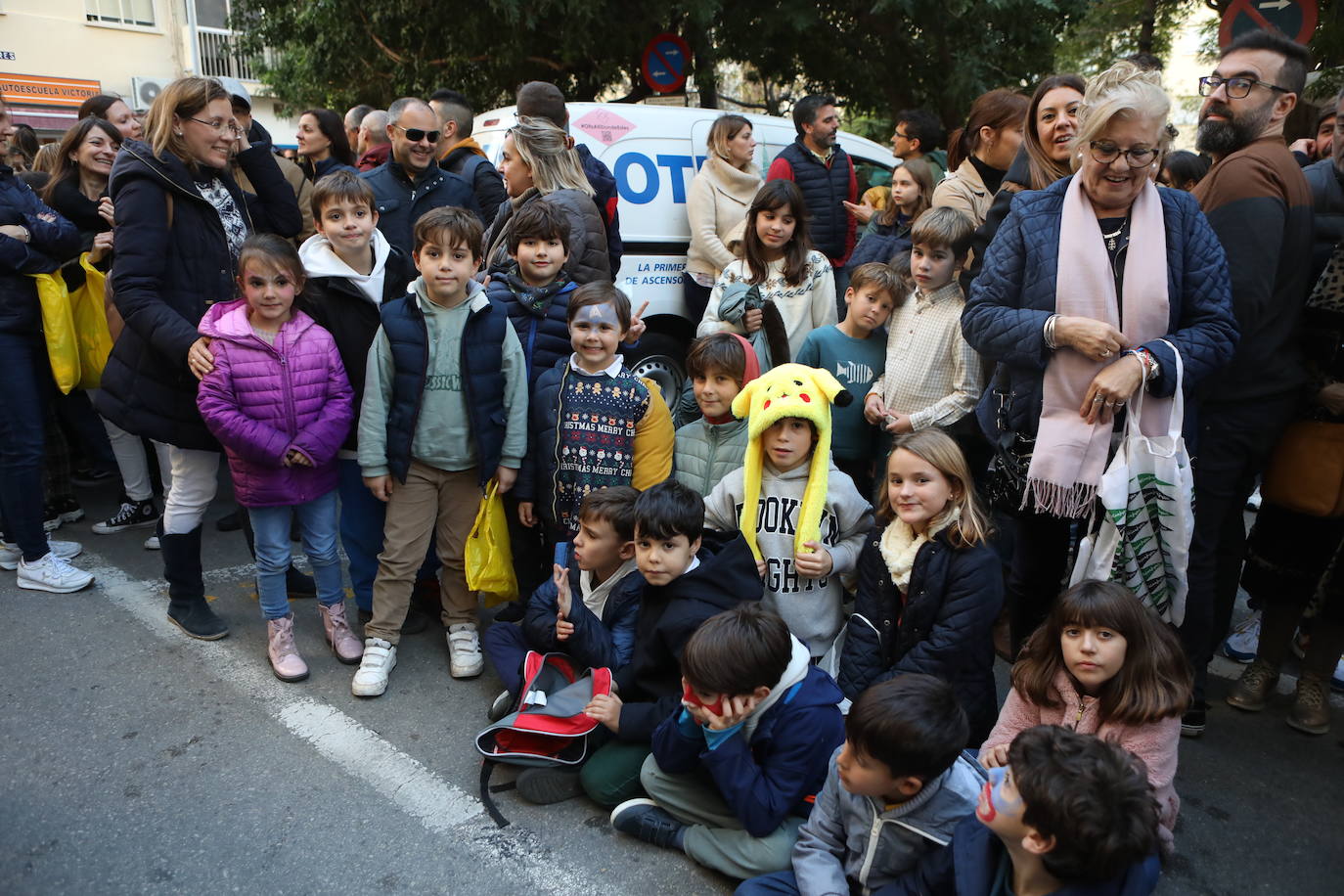 Fotos: Los Reyes Magos del barrio La Laguna reparten regalos y caramelos