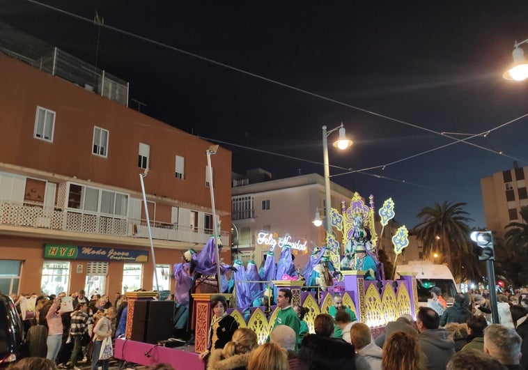 La Gran Cabalgata de la Ilusión hace las delicias de los niños de San Fernando