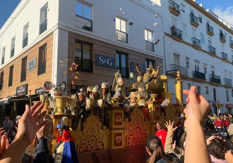 Los Reyes Magos reparten ilusión por las calles de El Puerto