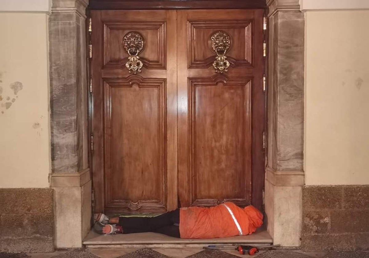 Un din techo, durmiendo en la misma puerta del Ayuntamiento de Cádiz.