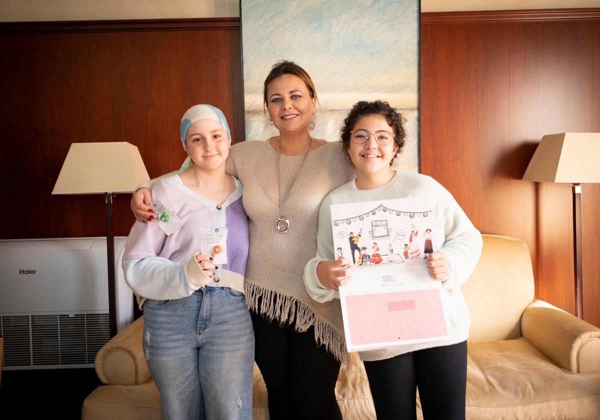 La alcaldesa de Puerto Real, Elena Amaya, junto a las dos adolescentes que han conseguido vencer el cáncer.