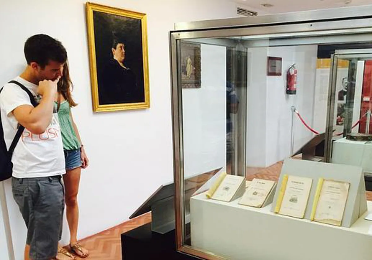Dos jóvenes visitantes en el Museo de Chiclana