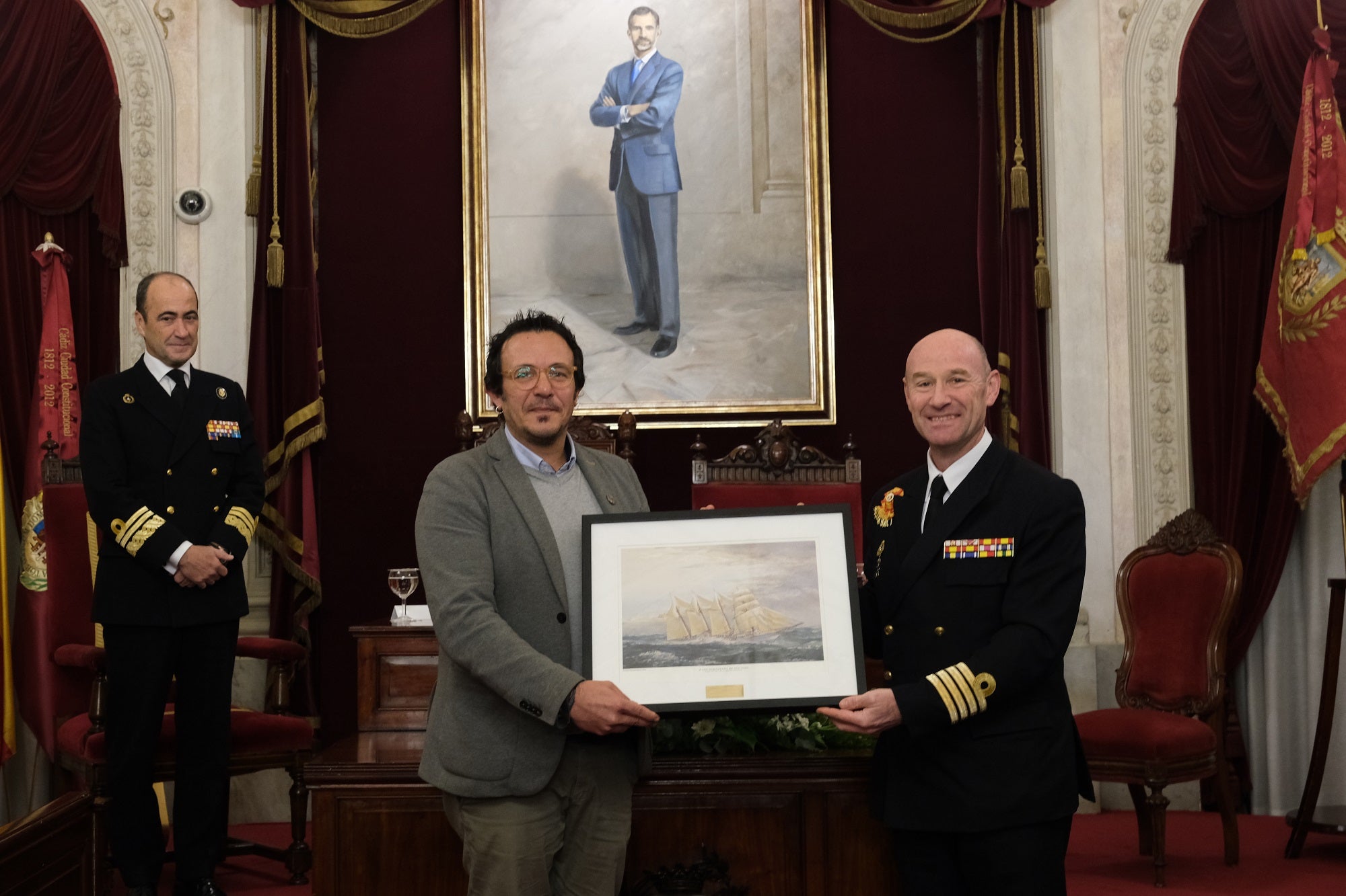 El alcalde de Cádiz recibe a los guardiamarinas del Elcano