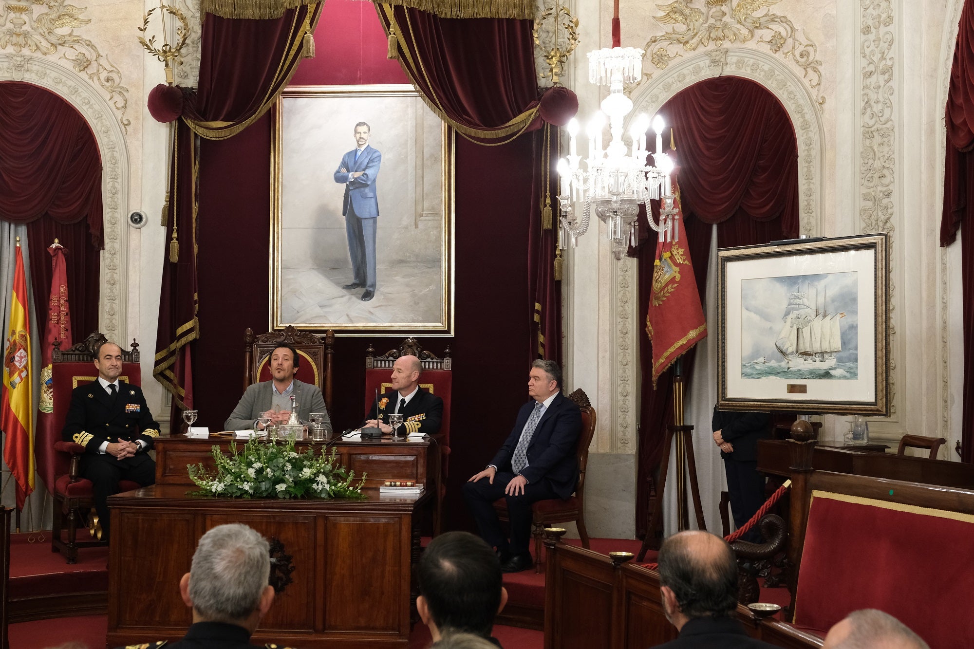 El alcalde de Cádiz recibe a los guardiamarinas del Elcano