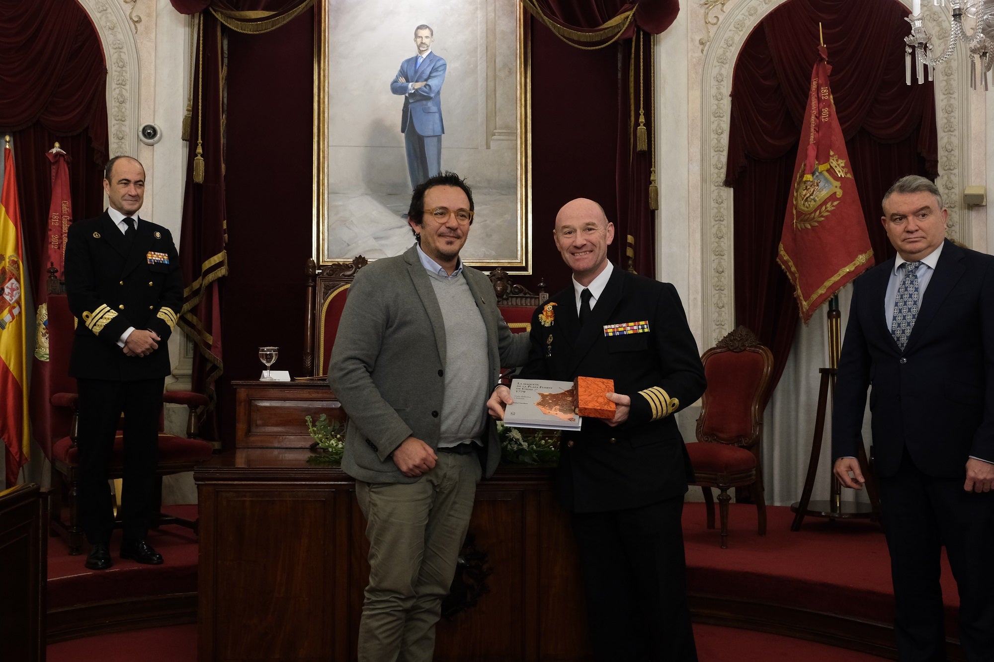 El alcalde de Cádiz recibe a los guardiamarinas del Elcano