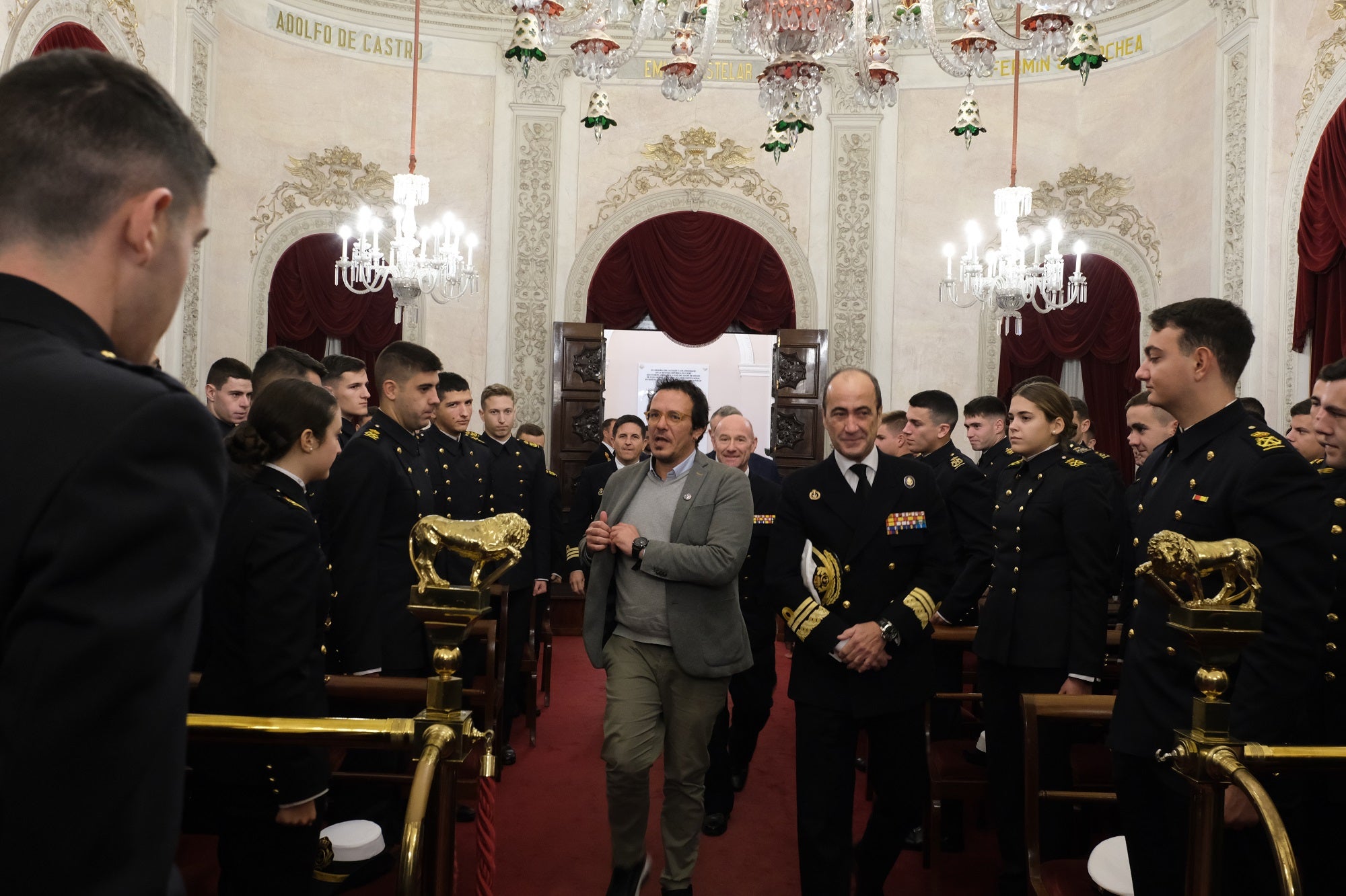 El alcalde de Cádiz recibe a los guardiamarinas del Elcano