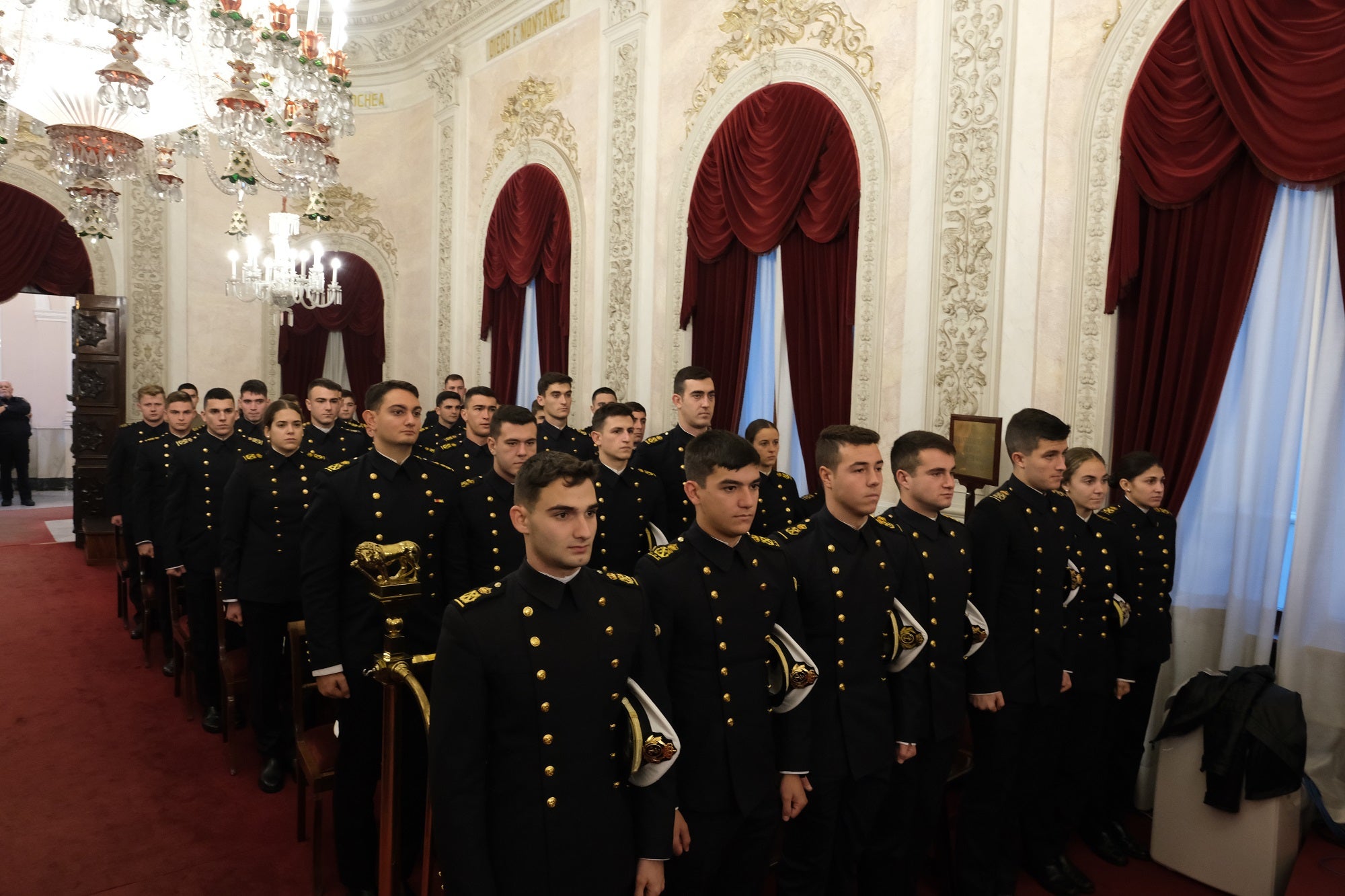 El alcalde de Cádiz recibe a los guardiamarinas del Elcano