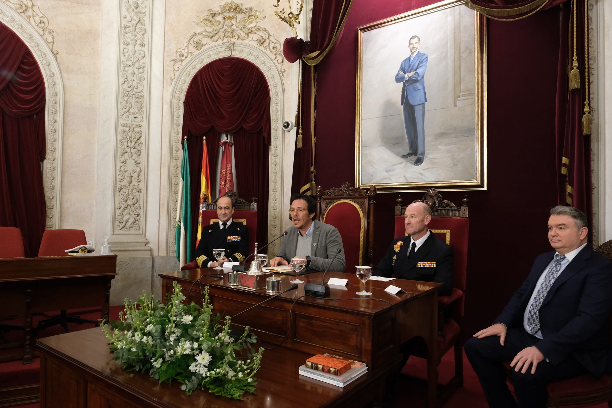 El alcalde de Cádiz recibe a los guardiamarinas del Elcano