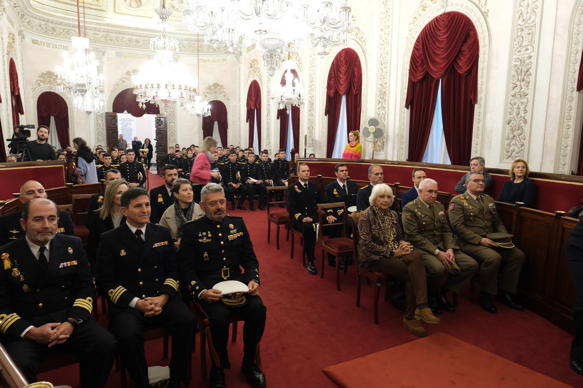 El alcalde de Cádiz recibe a los guardiamarinas del Elcano