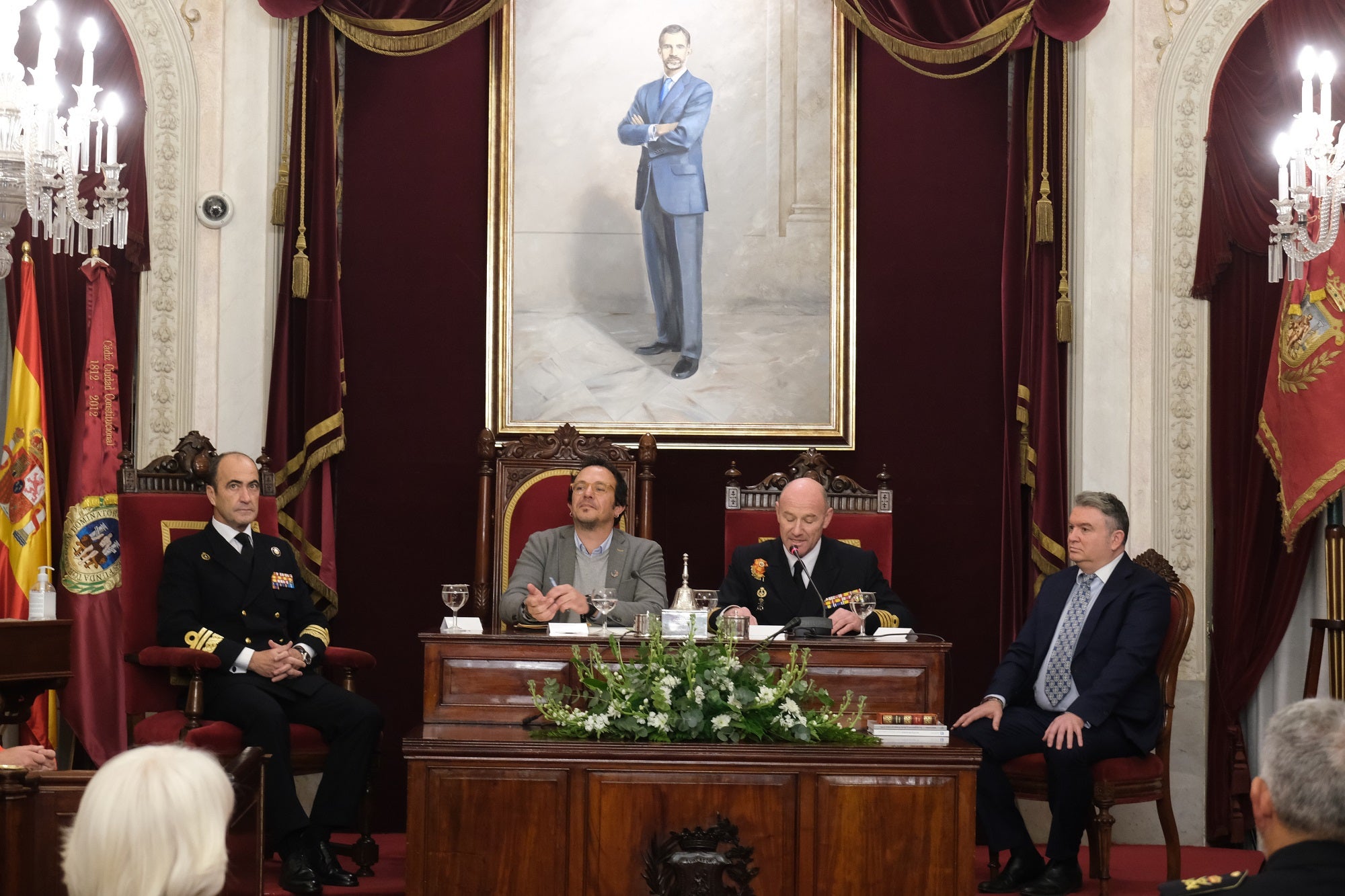 El alcalde de Cádiz recibe a los guardiamarinas del Elcano