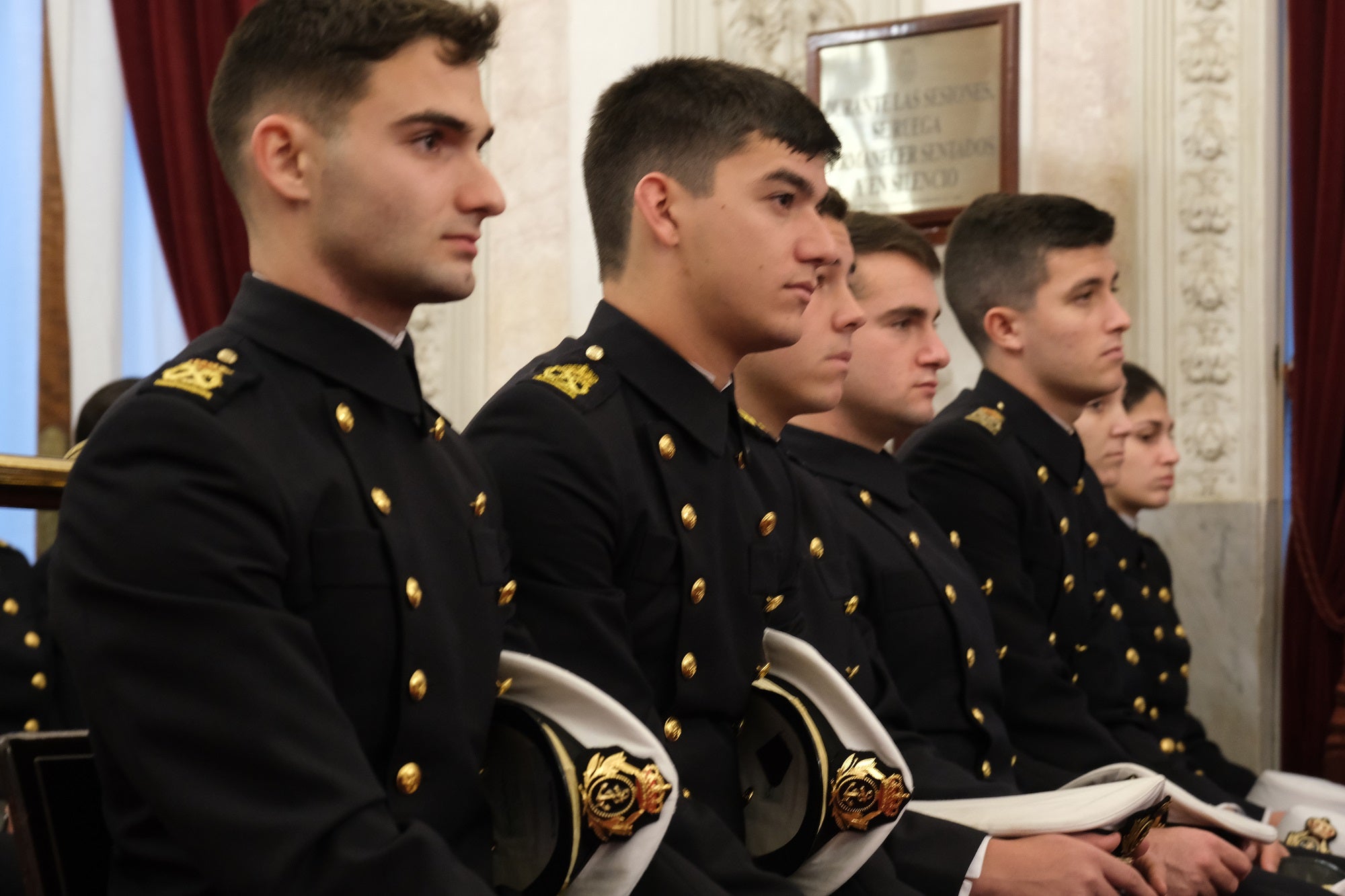 El alcalde de Cádiz recibe a los guardiamarinas del Elcano