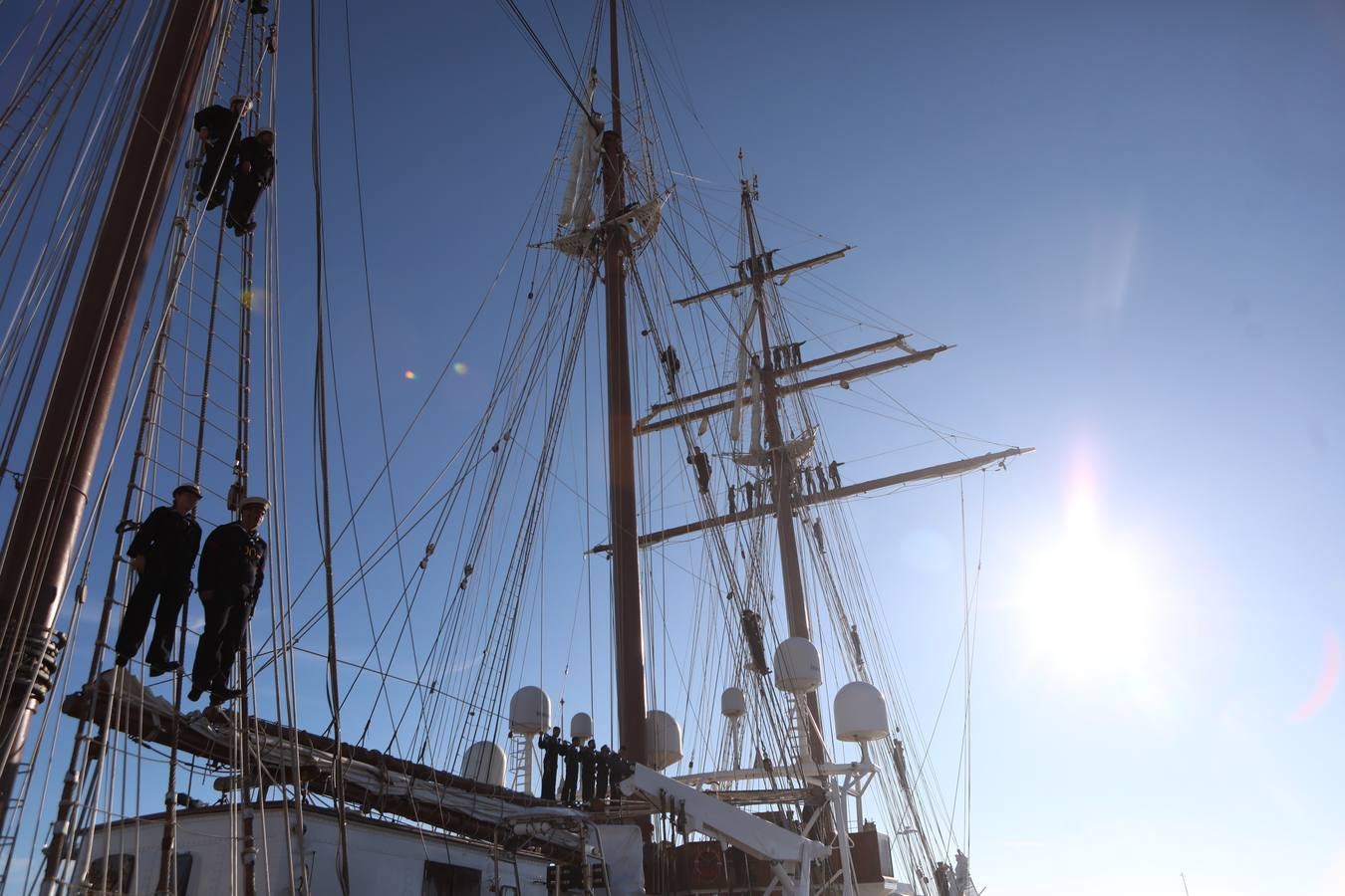 Fotos: La emocionante salida del buque Juan Sebastián de Elcano desde Cádiz
