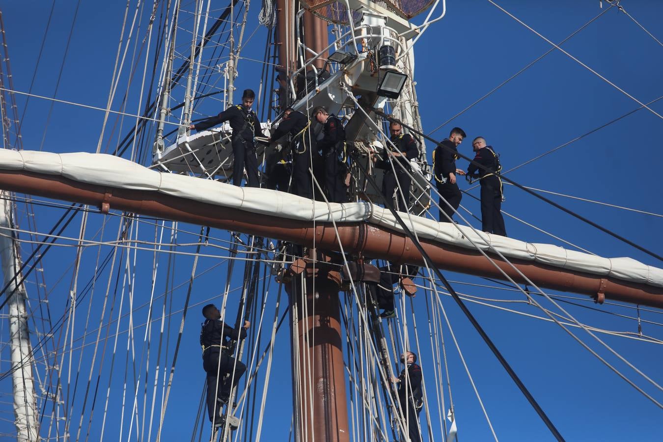 Fotos: La emocionante salida del buque Juan Sebastián de Elcano desde Cádiz