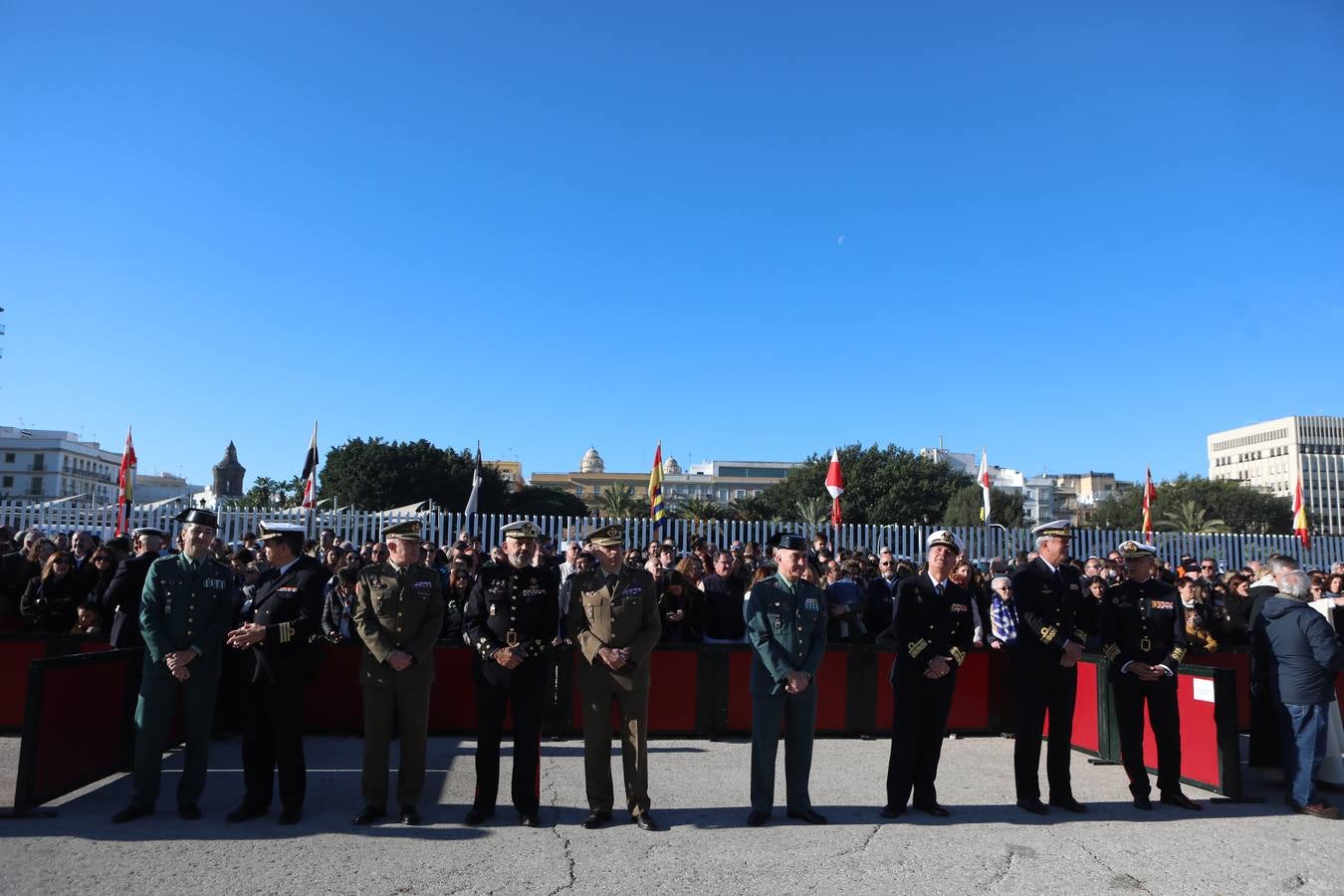 Fotos: La emocionante salida del buque Juan Sebastián de Elcano desde Cádiz