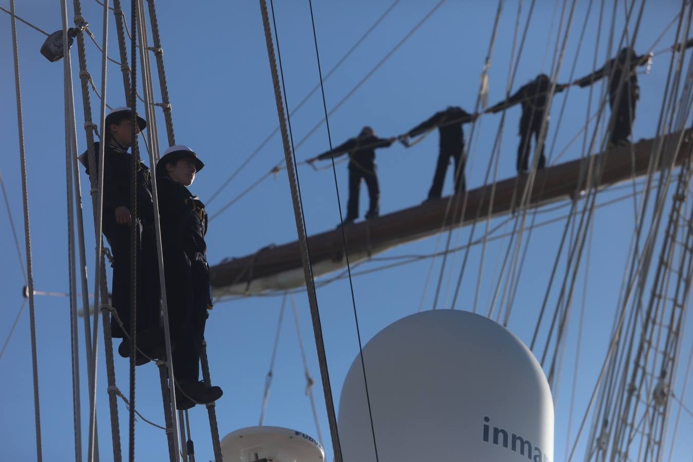 Fotos: La emocionante salida del buque Juan Sebastián de Elcano desde Cádiz