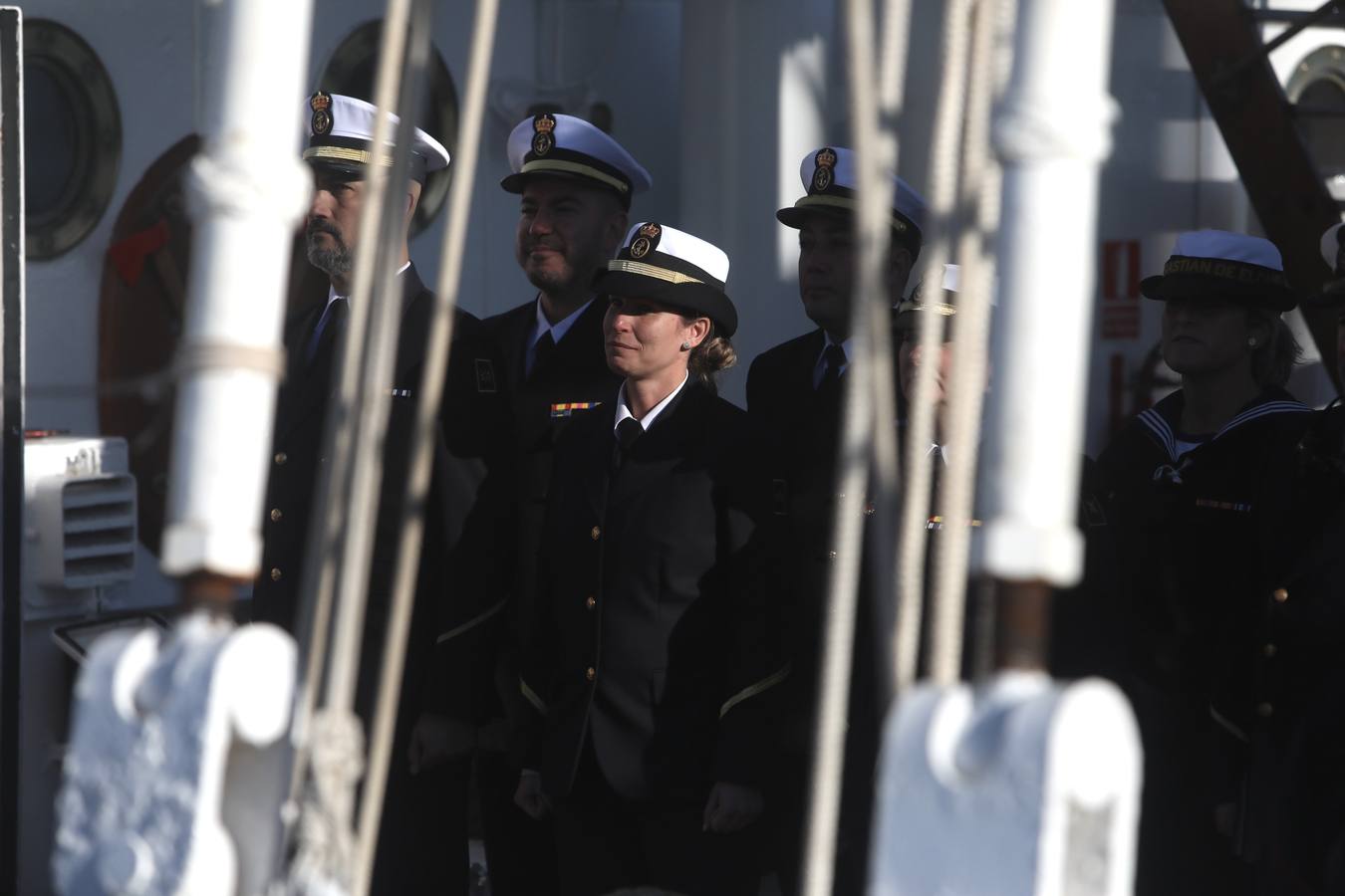 Fotos: La emocionante salida del buque Juan Sebastián de Elcano desde Cádiz