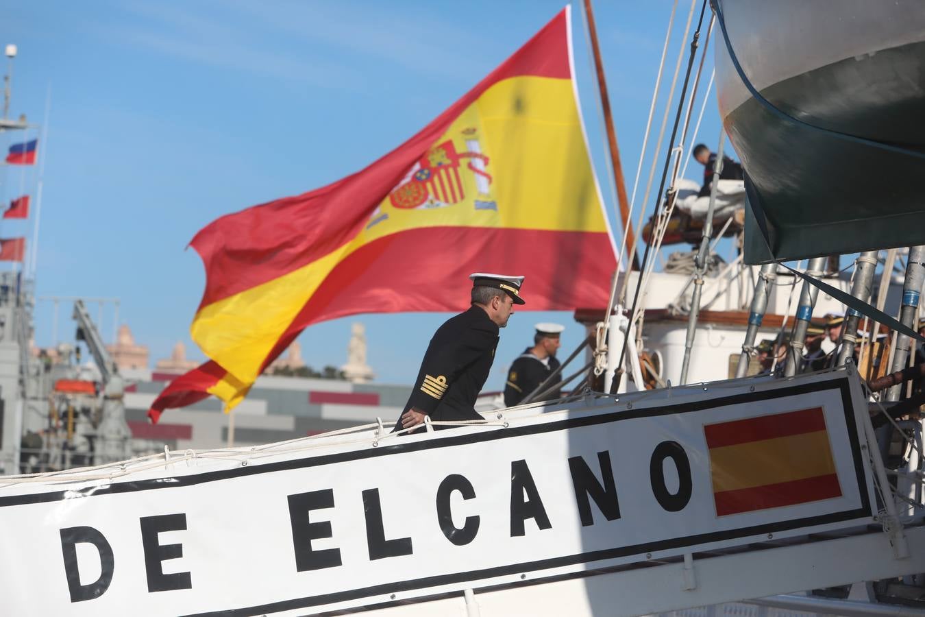 Fotos: La emocionante salida del buque Juan Sebastián de Elcano desde Cádiz