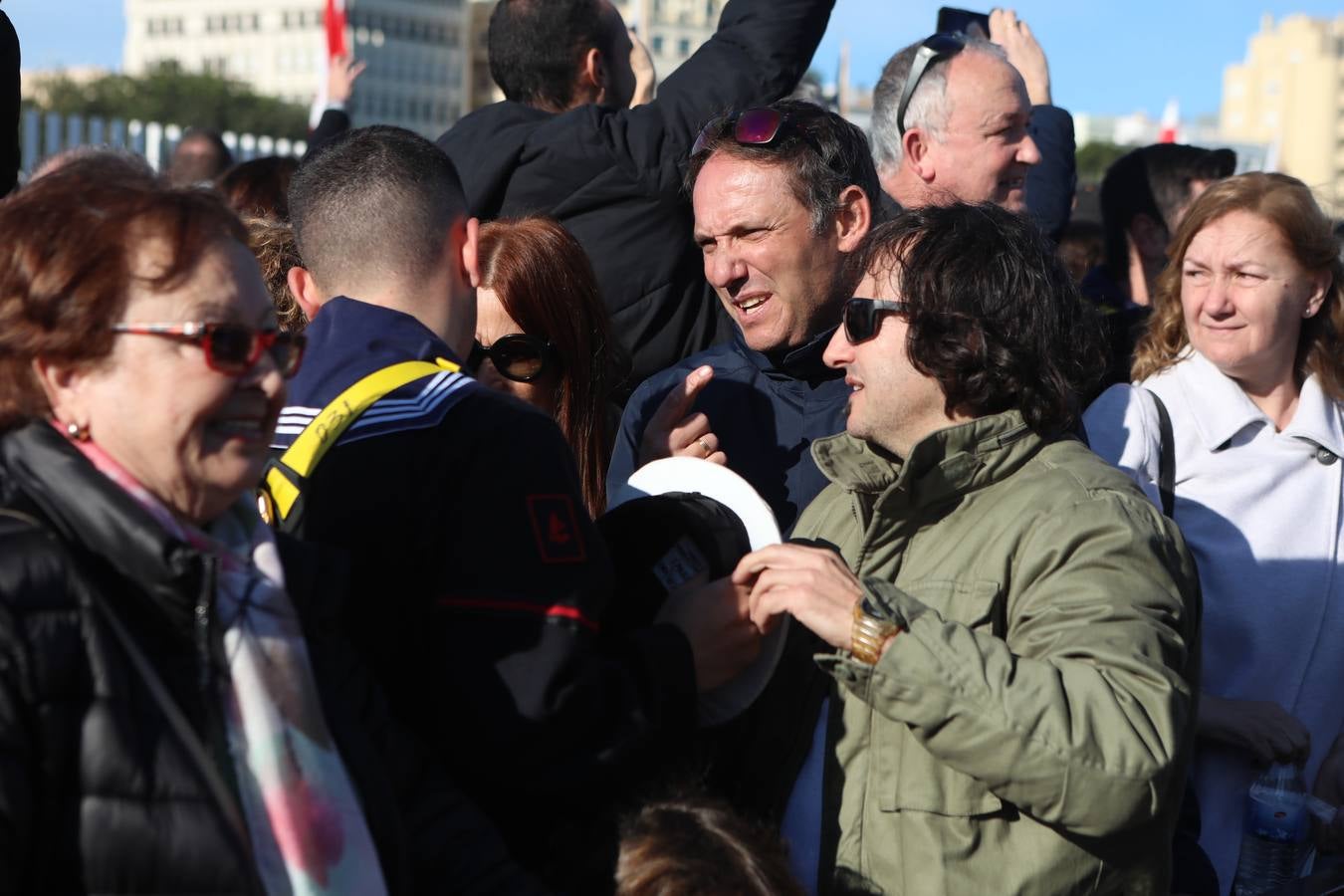 Fotos: La emocionante salida del buque Juan Sebastián de Elcano desde Cádiz