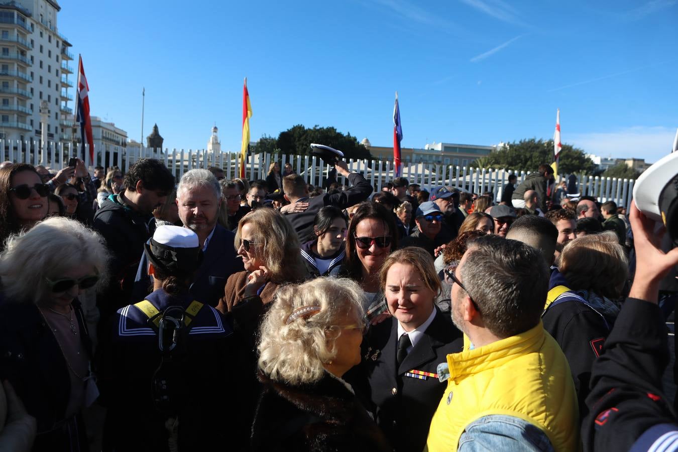 Fotos: La emocionante salida del buque Juan Sebastián de Elcano desde Cádiz