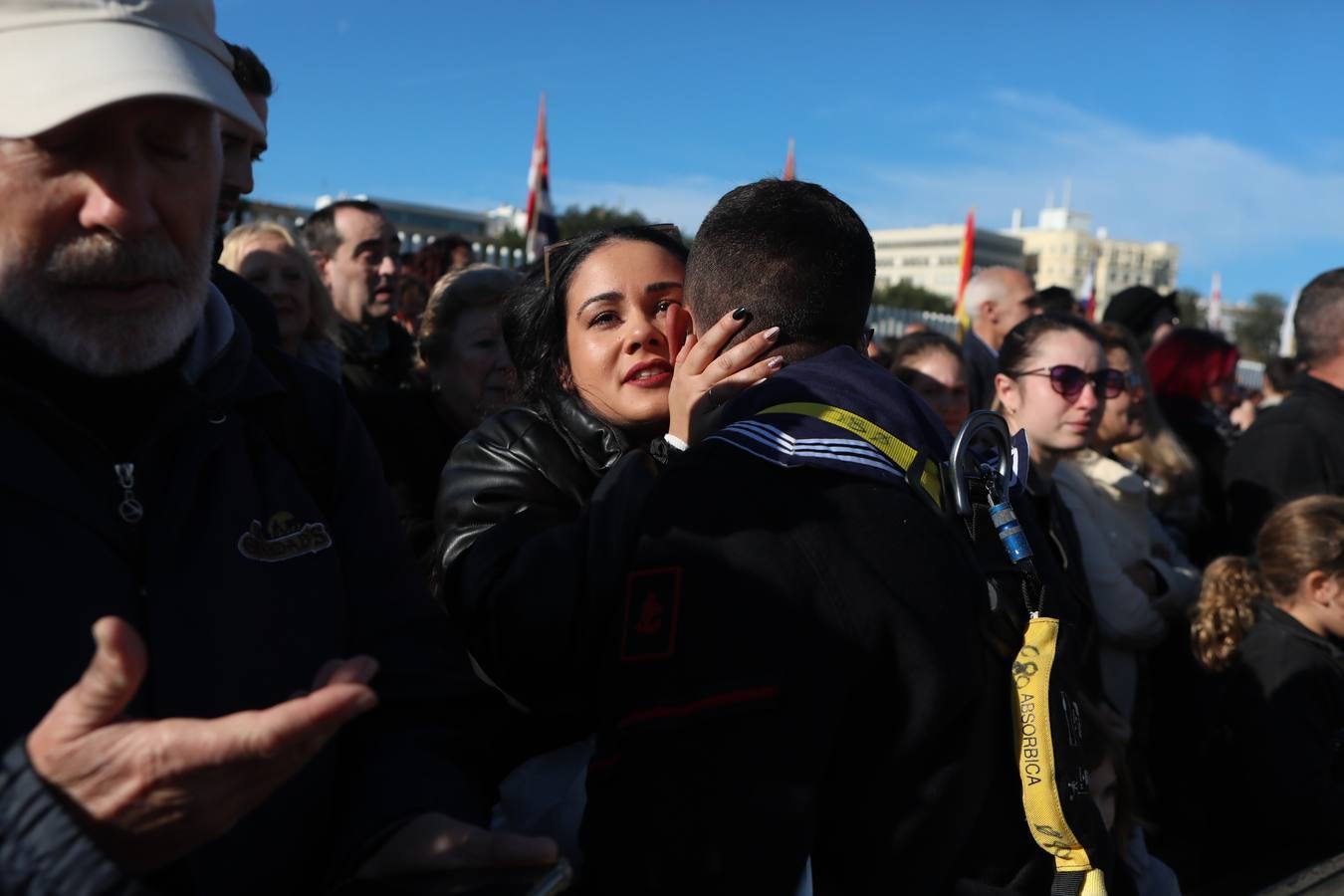 Fotos: La emocionante salida del buque Juan Sebastián de Elcano desde Cádiz