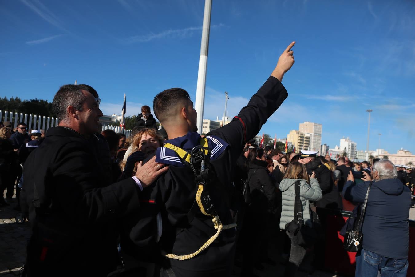 Fotos: La emocionante salida del buque Juan Sebastián de Elcano desde Cádiz