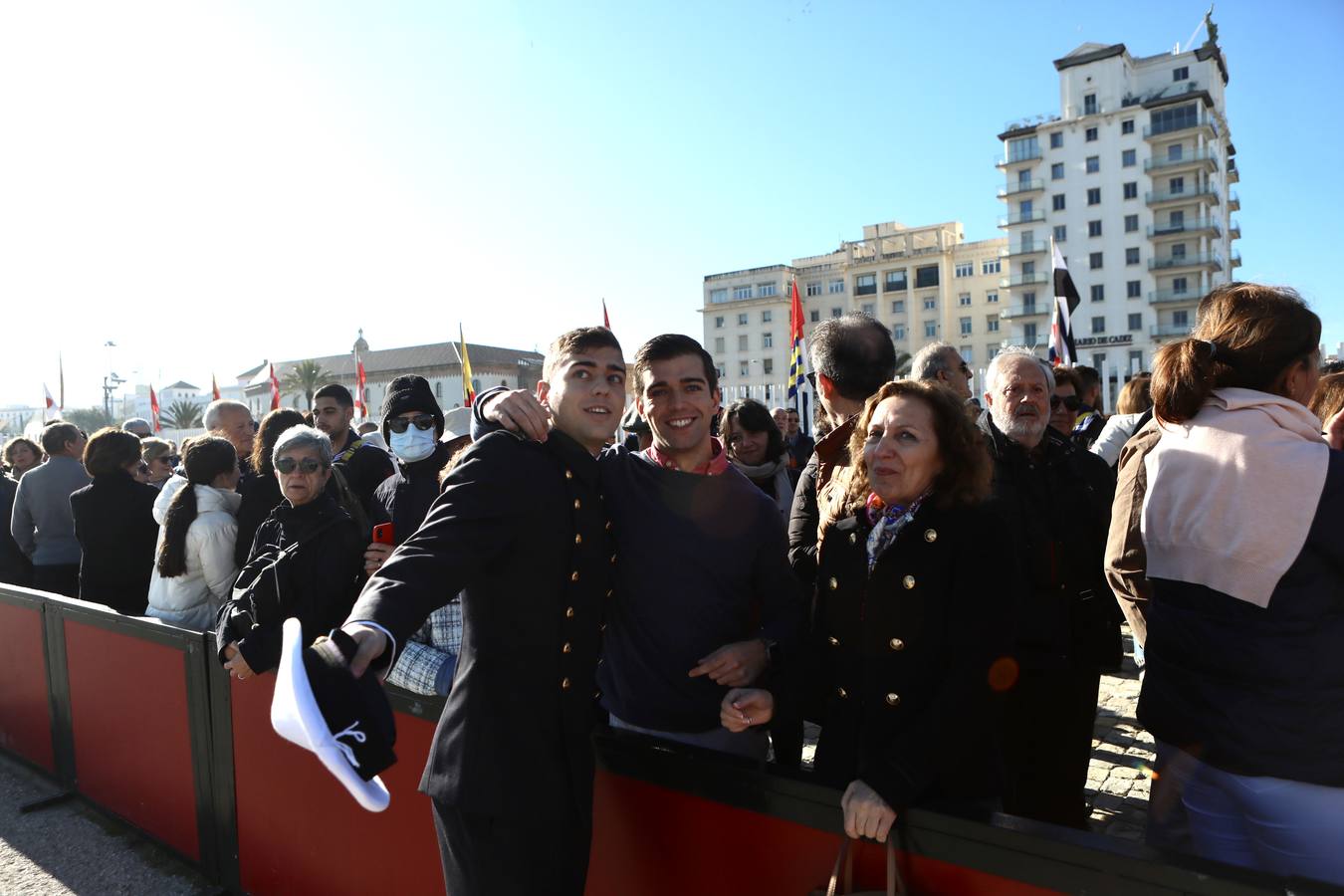Fotos: La emocionante salida del buque Juan Sebastián de Elcano desde Cádiz