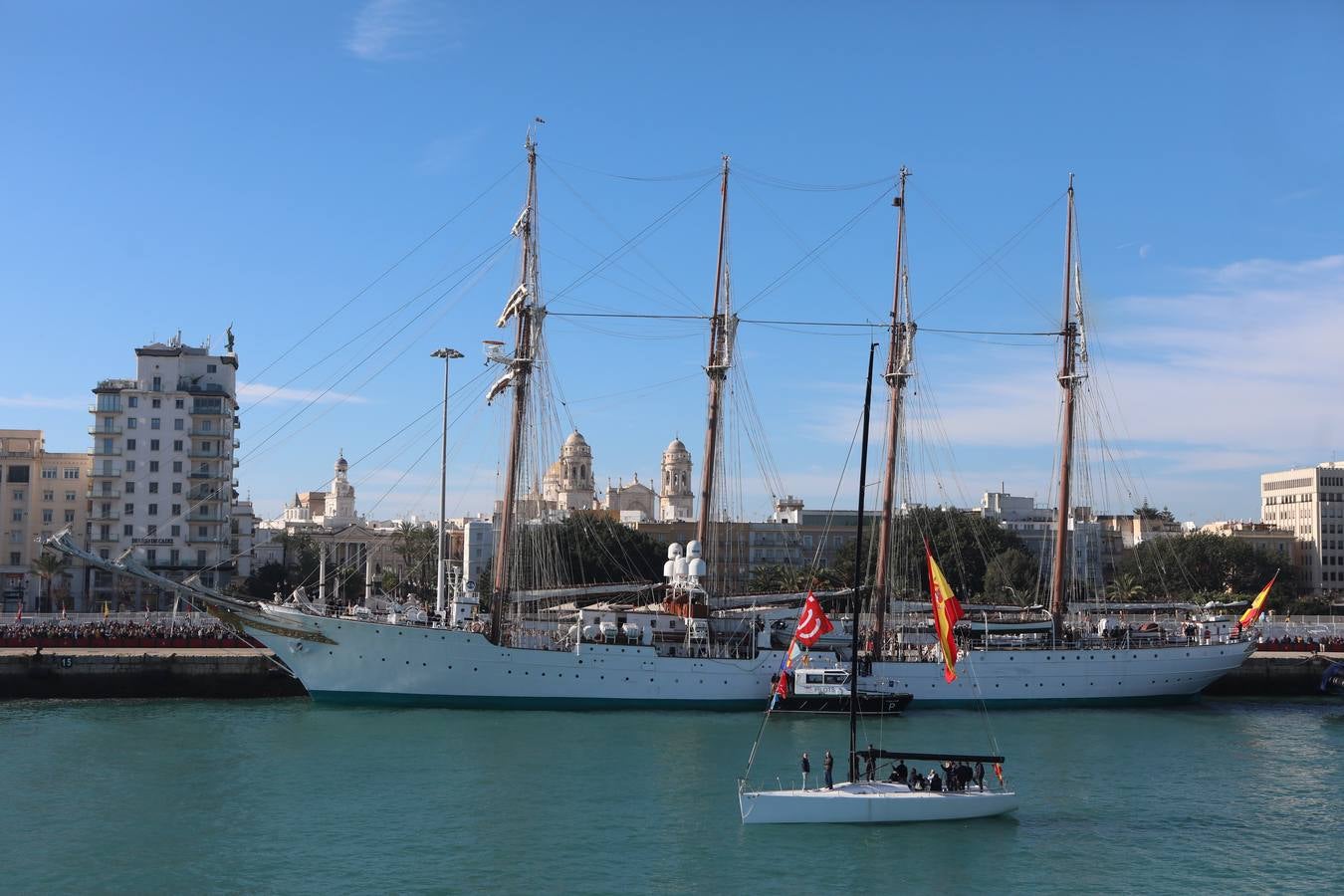 Fotos: La emocionante salida del buque Juan Sebastián de Elcano desde Cádiz