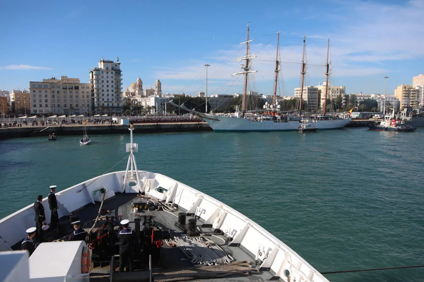Fotos: La emocionante salida del buque Juan Sebastián de Elcano desde Cádiz